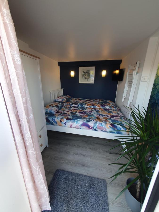 Lovely Private Studio Room With Own Kitchen And Bathroom. Set In The Popular Area Of Shiphay In Torquay And Only A Short Walk From Torbay Hospital 외부 사진