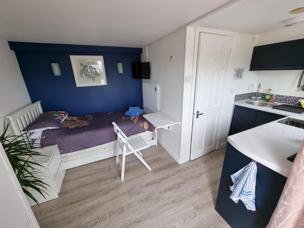 Lovely Private Studio Room With Own Kitchen And Bathroom. Set In The Popular Area Of Shiphay In Torquay And Only A Short Walk From Torbay Hospital 외부 사진